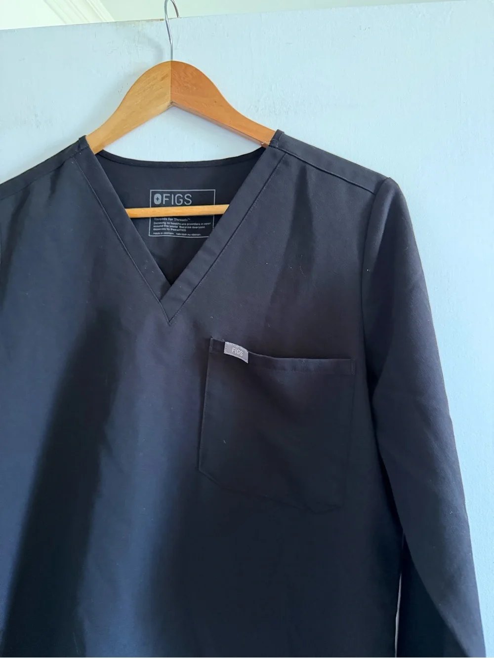 FIGS Technical Collection Black Women’s V-Neck Long Sleeve Classic Scrubs Top - Picture 4 of 6